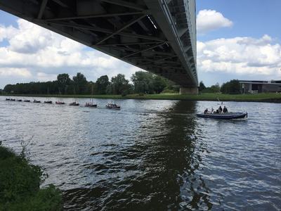 853468 Afbeelding van enkele Lelievletten met zeeverkenners van de scoutingclub Triton uit Culemborg, op het ...